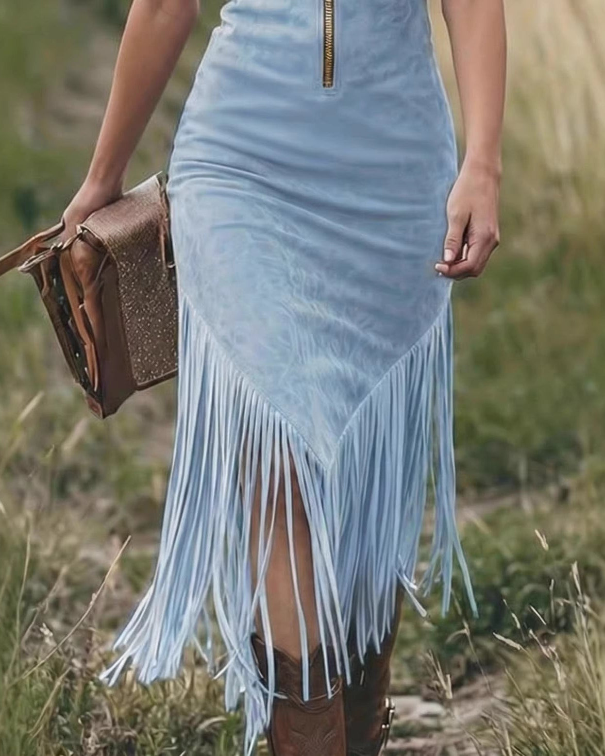 Diletta - Abito midi in faux suede azzurro con zip dorata e frange